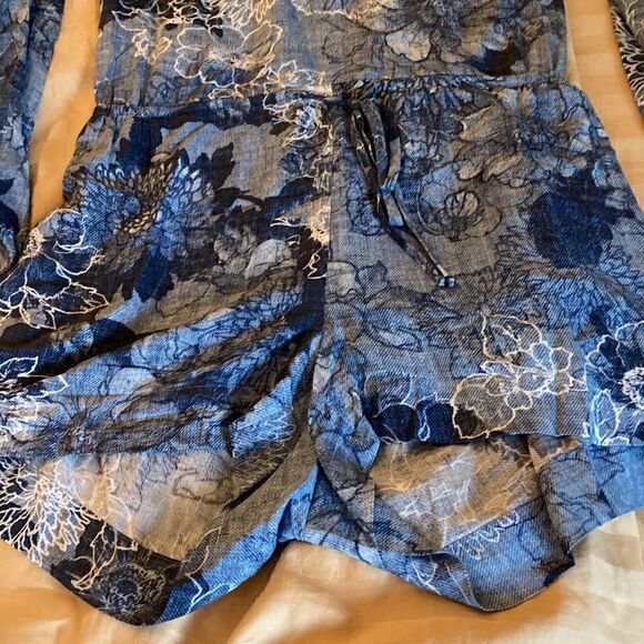 Intermix NWOT Long sleeve, V Neck Romper in Blue Floral. Size P (2-4). - Picture 6 of 8